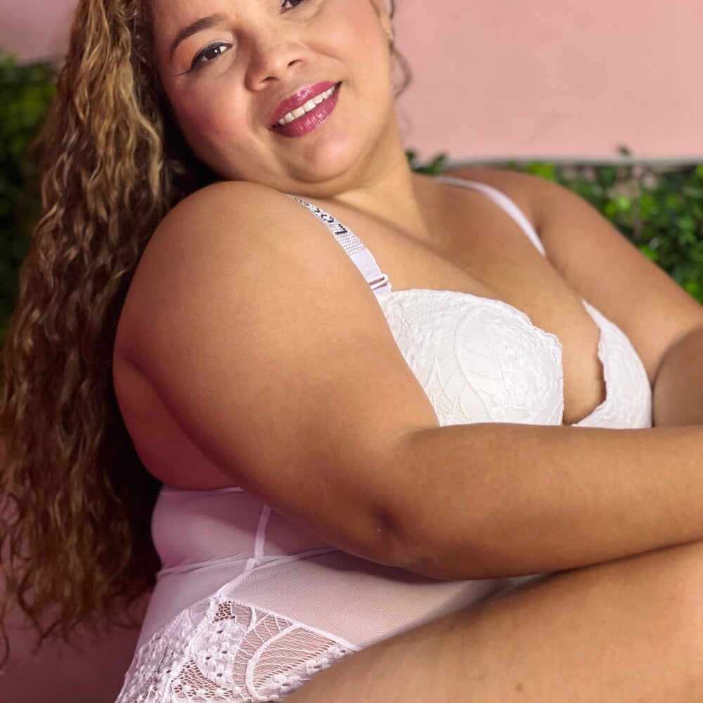Ariana_bbw_