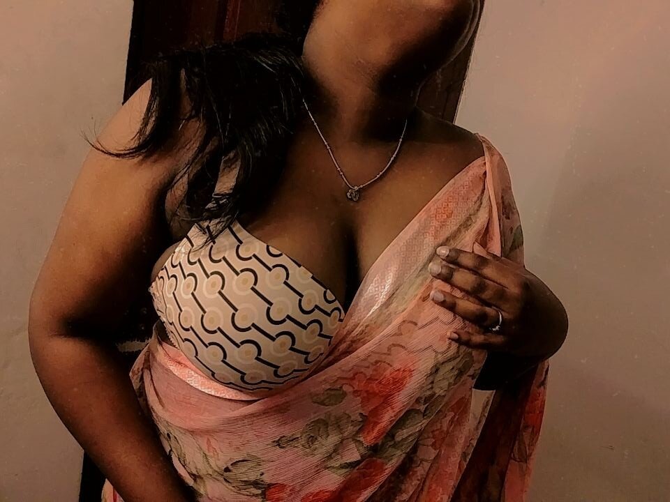 Busty_Taara