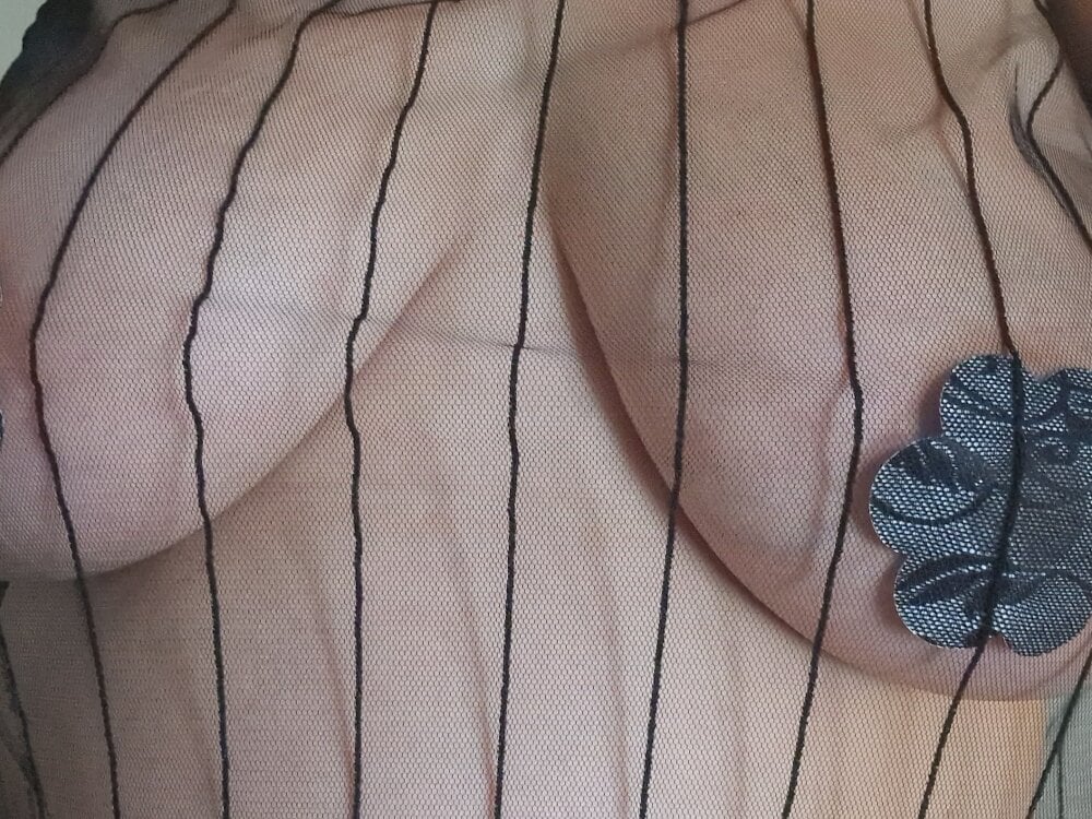 CurvyandMaskedBabe