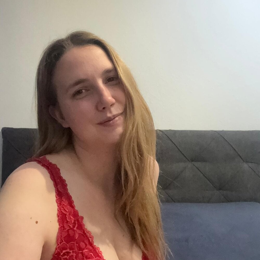 Hot-Lia695