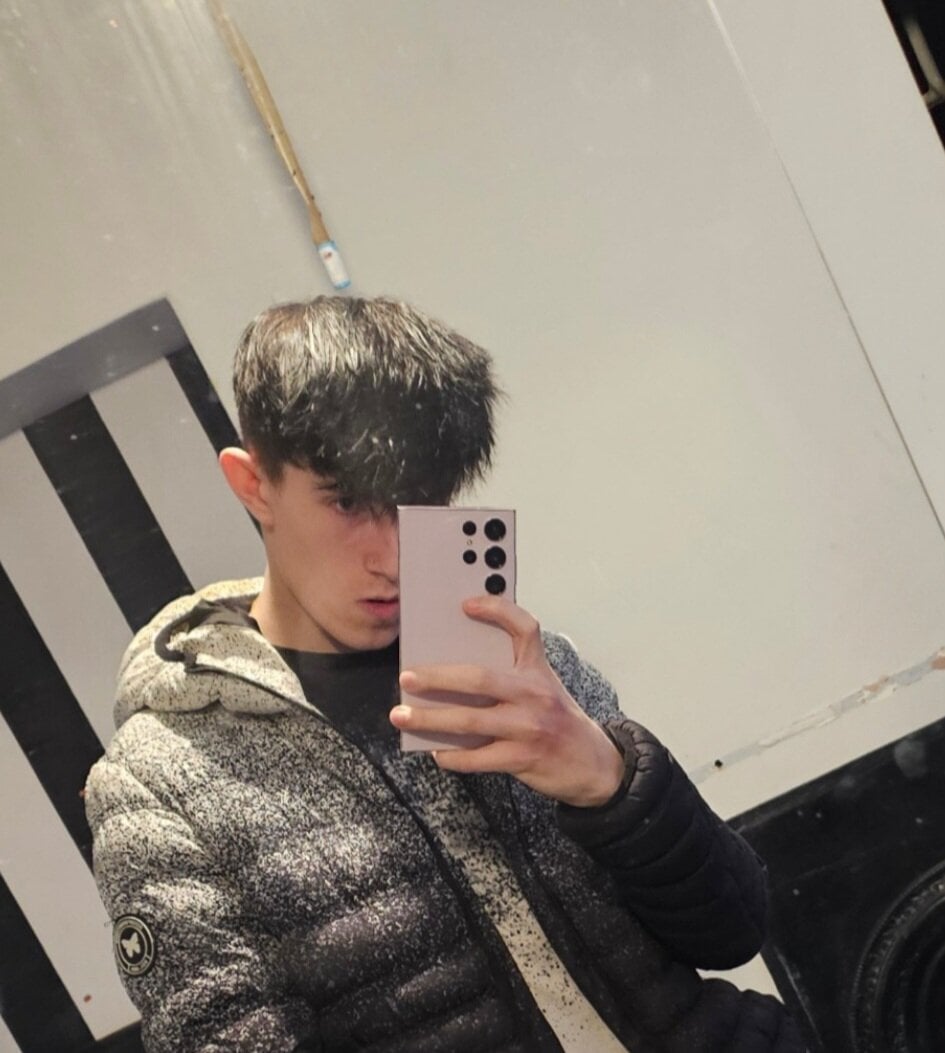 lewishot19